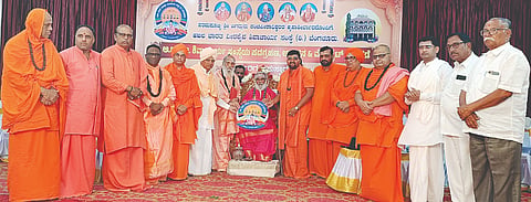 ಹರಪನಹಳ್ಳಿ ತೆಗ್ಗಿನಮಠ ಸಂಸ್ಥಾನದಲ್ಲಿ ಅಖಿಲ ಭಾರತ ವೀರಶೈವ ಶಿವಾಚಾರ್ಯ ಸಂಸ್ಥೆಯ ಲಾಂಛನವನ್ನು  ಬಾಳೆಹೊನ್ನೂರು ಶ್ರೀ ರಂಭಾಪುರಿ ಡಾ.ವೀರಸೋಮೇಶ್ವರ ಜಗದ್ಗುರುಗಳು ಬಿಡುಗಡೆಗೊಳಿಸಿದರು. 
