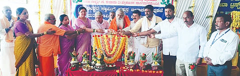 ಹರಪನಹಳ್ಳಿ ತಾಲೂಕಿನ ಉಚ್ಚಂಗಿದುರ್ಗ ಗ್ರಾಮದಲ್ಲಿ ಧರ್ಮಸ್ಥಳ ಗ್ರಾಮಾಭಿವೃದ್ಧಿ ಯೋಜನೆ ವತಿಯಿಂದ ಸಹಸ್ರ ಬಿಲ್ವಾರ್ಚನೆ ಪೂಜೆ ಹಾಗೂ ಧಾರ್ಮಿಕ ಕಾರ್ಯಕ್ರಮವನ್ನು ರಾಮಘಟ್ಟದ ರೇವಣಸಿದ್ದೇಶ್ವರ ಶಿವಾಚಾರ್ಯ ಸ್ವಾಮೀಜಿ ಉದ್ಘಾಟಿಸಿದರು. 