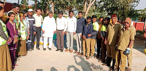 ದೇವನಹಳ್ಳಿ ಮಲಸಂಸ್ಕರಣಾ ಘಟಕಕ್ಕೆ ಸಚಿವ ಕೆ.ಎಚ್​.ಮುನಿಯಪ್ಪ ಭೇಟಿ ನೀಡಿ ಪರಿಶೀಲಿಸಿ ಉತ್ತಮ ನಿರ್ವಹಣೆ ಬಗ್ಗೆ ಪ್ರಶಂಸೆ ವ್ಯಕ್ತಪಡಿಸಿದರು. ಜಿಲ್ಲಾಧಿಕಾರಿ ಎ.ಬಿ.ಬಸವರಾಜು, ಪುರಸಭೆ ಮುಖ್ಯಾಧಿಕಾರಿ ಎ.ಶಿವಮೂರ್ತಿ, ಹಿರಿಯ ಆರೋಗ್ಯ ನಿರೀಕ್ಷಕಿ ಶ್ರೀದೇವಿ, ಬ್ಲಾಕ್​ ಕಾಂಗ್ರೆಸ್​ ಅಧ್ಯಕ್ಷ ಕೆ.ಸಿ.ಮಂಜುನಾಥ್​ ಇತರರು ಇದ್ದರು. 