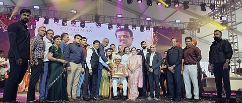 ದೇವನಹಳ್ಳಿ ಆಕಾಶ್​ ಶಿಕ್ಷಣ ಸಂಸ್ಥೆಯಲ್ಲಿ ಹಮ್ಮಿಕೊಂಡಿದ್ದ ಕಾರ್ಯಕ್ರಮದಲ್ಲಿ ಸಂಸ್ಥಾಪಕ ಕೆ.ಮುನಿರಾಜು ಅವರನ್ನು ಸನ್ಮಾನಿಸಲಾಯಿತು. ಆಕಾಶ್​ ಸಮೂಹ ಸಂಸ್ಥೆ ಮುಖ್ಯಸ್ಥೆ ಪುಷ್ಪ ಮುನಿರಾಜು, ಉಪಾಧ್ಯಕ್ಷ ಅಮರ್​ಗೌಡ, ನಿರ್ದೇಶಕ ಆಕಾಶ್​, ಕೃತಿಕಾ, ಕೀರ್ತನಾ ಇತರರು ಇದ್ದರು.