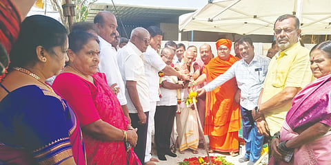 ದೇವನಹಳ್ಳಿ ತಾಲೂಕು ವೀರಶೈವ ಸಮಾಜದಿಂದ 2 ಕೋಟಿ ವೆಚ್ಚದಲ್ಲಿ ನಿಮಾರ್ಣವಾಗಲಿರುವ ನೂತನ ಕಟ್ಟಡ ಕಾಮಗಾರಿಗೆ ಬೆಳ್ಳಾವಿ ವೀರಸಿಂಹಾಸನ ಮಠದ ಶ್ರೀ ಮಹಂತ ಶಿವಾಚಾರ್ಯ ಸ್ವಾಮೀಜಿ ಭೂಮಿಪೂಜೆ ನೆರವೇರಿಸಿದರು. ಮಾಜಿ ಶಾಸಕ ನಿಸರ್ಗ ನಾರಾಯಣಸ್ವಾಮಿ, ತಾಲೂಕು ಗ್ಯಾರಂಟಿ ಯೋಜನೆಗಳ ಅಧ್ಯಕ್ಷ ಸಿ.ಜಗನ್ನಾಥ್​, ತಾಲೂಕು ವೀರಶೈವ ಸಂಘದ ಅಧ್ಯಕ್ಷ ಎಂ.ಎಸ್​.ರಮೇಶ್​, ಪ್ರಧಾನ ಕಾರ್ಯದರ್ಶಿ ವಿಜಯಕುಮಾರ್​, ಖಜಾಂಚಿ ಎಸ್​.ನಾಗೇಶ್​, ಮಹಾಸಭಾದ ರಾಜ್ಯ ಸಮಿತಿ ಸದಸ್ಯ ವಿರೂಪಾಕ್ಷ, ಜಿಲ್ಲಾ ಉಪಾಧ್ಯಕ್ಷ ಜಗದೀಶ, ನಳಿನ ಮಂಜುನಾಥ್​, ಕಾರ್ಯದರ್ಶಿ ಶಾಂತಮೂರ್ತಿ, ತಾಲೂಕು ಮಹಿಳಾ ಅಧ್ಯಕ್ಷೆ ಶಶಿಕಲಾ ಮುಖಂಡರು ಇದ್ದರು.