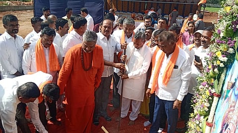 ಬಂಡರಾಮನಹಳ್ಳಿಯಲ್ಲಿ ಮಹರ್ಷಿ ವಾಲ್ಮೀಕಿ ಭವನ ನಿಮಾರ್ಣಕ್ಕೆ ಸಚಿವ ಕೆ.ಎಚ್​.ಮುನಿಯಪ್ಪ ಭೂಮಿ ಪೂಜೆ ನೆರವೇರಿಸಿದರು. ಗ್ಯಾರಂಟಿ ಯೋಜನೆಗಳ ಅನುಷ್ಠಾನ ಸಮಿತಿ ಜಿಲ್ಲಾಧ್ಯಕ್ಷ ಬಿ.ರಾಜಣ್ಣ, ತಾಲೂಕು ಅಧ್ಯಕ್ಷ ಸಿ.ಜಗನ್ನಾಥ್​, ಅಣ್ಣೇಶ್ವರ ಗ್ರಾಪಂ ಮಾಜಿ ಅಧ್ಯಕ್ಷ ಮುನಿರಾಜು, ಚಂದ್ರಶೇಖರ್​ ಇತರರು ಇದ್ದರು.