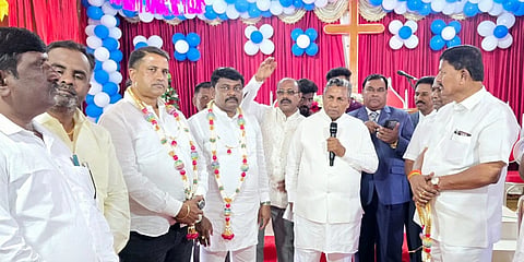 ದೇವನಹಳ್ಳಿ ಫೆಥ್​ ಬ್ಯಾಪ್ಟಿಸ್ಟ್​ ಚರ್ಚ್​ನಲ್ಲಿ ಸಚಿವ ಕೆ.ಎಚ್​.ಮುನಿಯಪ್ಪ ಅವರನ್ನು ಸನ್ಮಾನಿಸಲಾಯಿತು. ಸಂಚಾರ ಪೊಲೀಸ್​ ಠಾಣ್​ ಇನ್​ಸ್ಪೆಕ್ಟರ್​ ಮುರಳೀಧರ್​, ಬಯಪ ಅಧ್ಯಕ್ಷ ವಿ.ಶಾಂತಕುಮಾರ್​, ತಾಲೂಕು ಗ್ಯಾರಂಟಿ ಯೋಜನೆಗಳ ಅಧ್ಯಕ್ಷ ಸಿ.ಜಗನ್ನಾಥ್​, ಆಯುಕ್ತ ದಾಸ್​ ಸೂರ್ಯವಂಶಿ ಇದ್ದರು.  