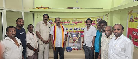 ದೇವನಹಳ್ಳಿ ದಿವ್ಯಜ್ಯೋತಿ ಕ್ರೆಡಿಟ್​ ಕೋಆಪರೇಟಿವ್​ ಸೊಸೈಟಿಯಲ್ಲಿ ಆಯೋಜಿಸಿದ್ದ ಕೆಂಪೇಗೌಡರ ಜಯಂತ್ಯತ್ಸವದಲ್ಲಿ ರೈತ ಸಂಘ ಯುವ ಘಟಕದ ಅಧ್ಯಕ್ಷ ವಿನೋದ್​ಕುಮಾರ್​ ಗೌಡ , ಒಕ್ಕಲಿಗ ಮಹಾಸಭಾದ ಉಪಾಧ್ಯಕ್ಷ ಎಂ,ಮುನಿರಾಜು ಅಪ್ಪಯ್ಯ, ಸೊಸೈಟಿ ಅಧ್ಯಕ್ಷ ಡಾ.ಎನ್​.ಚಂದ್ರಶೇಖರ್​ ಇತರರು ಇದ್ದರು.