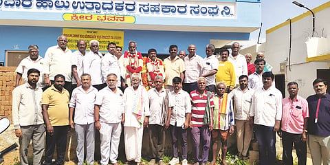 ದೇವನಹಳ್ಳಿ ಬೊಮ್ಮವಾರ ಹಾಲು ಉತ್ಪಾದಕರ ಸಹಕಾರ ಸಂಘದ ನೂತನ ಅಧ್ಯಕ್ಷ ಎ.ರಾಮಾಂಜಿನಪ್ಪ, ಉಪಾಧ್ಯಕ್ಷ ಶಿವಪ್ಪ ಅವರನ್ನು ಬೆಂಬಲಿಗರು ಸನ್ಮಾನಿಸಿದರು. ಚುನಾವಣಾಧಿಕಾರಿ ಆದಿನಾರಾಯಣ, ಡೇರಿ ನಿರ್ದೇಶಕರಾದ ರವಿಕುಮಾರ್​, ಬಿ.ಎಸ್​.ಸೋಮಶೇಖರ್​, ಗಂಗಾಧರ್​, ವೆಂಕಟೇಶಪ್ಪ, ಡಿ.ಎನ್​.ಮುನಿರಾಜ, ಶಂಕರಪ್ಪ ಇತರರು ಇದ್ದರು.