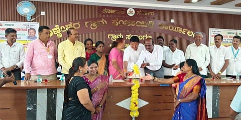 ದೇವನಹಳ್ಳಿ ತಾಲೂಕಿನ ಅಣ್ಣೇಶ್ವರ ಗ್ರಾಪಂನಲ್ಲಿ ಹಮ್ಮಿಕೊಂಡಿದ್ದ ಗ್ಯಾರಂಟಿ ಯೋಜನೆಗಳ ಕುಂದುಕೊರತೆ ಸಭೆ ಹಾಗೂ ಮಹಿಳಾ ಮತ್ತು ಮಕ್ಕಳ ಗ್ರಾಮಸಭೆಯನ್ನು ಗ್ಯಾರಂಟಿ ಯೋಜನೆಗಳ ಅನುಷ್ಠಾನ ಸಮಿತಿ ತಾಲೂಕು ಅಧ್ಯಕ್ಷ ಸಿ.ಜಗನ್ನಾಥ್​ ಉದ್ಘಾಟಿಸಿದರು. ಅಣ್ಣೇಶ್ವರ ಗ್ರಾಪಂ ಅಧ್ಯಕ್ಷೆ ಉಮಾ ಜಿ. ಮುನಿರಾಜು, ಉಪಾಧ್ಯಕ್ಷ ಎನ್​.ಮುನಿರಾಜಪ್ಪ, ಸದಸ್ಯರಾದ ಎ.ಚಂದ್ರಶೇಖರ್​, ಎನ್​.ಮಂಜುಳಾ, ವೆಂಕಟೇಶ್​ ಇದ್ದರು. 