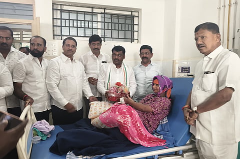 ಡಾ. ಶ್ರೀ ಶಿವಕುಮಾರ ಸ್ವಾಮೀಜಿಗಳ ಜಯಂತಿ ಪ್ರಯುಕ್ತ  ದೇವನಹಳ್ಳಿಯ ಸಾರ್ವಜನಿಕ ಆಸ್ಪತ್ರೆಯಲ್ಲಿ ಬಯಪ ಅಧ್ಯಕ್ಷ ವಿ.ಶಾಂತಕುಮಾರ್​ ರೋಗಿಗಳಿಗೆ ಹಣ್ಣು ಹಂಪಲು ವಿತರಿಸಿದರು. ಗ್ಯಾರಂಟಿ ಯೋಜನೆಗಳ ತಾಲೂಕು ಅಧ್ಯಕ್ಷ ಸಿ.ಜಗನ್ನಾಥ್​, ಬಯಪ ನಿರ್ದೇಶಕ ಸಿ.ಪ್ರಸನ್ನಕುಮಾರ್​, ಕರವೇ ತಾಲೂಕು ಅಧ್ಯಕ್ಷ ಬಾಬುಗೌಡ ಇತರರು ಇದ್ದರು.