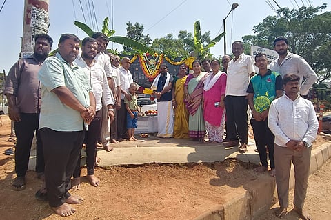 ದೇವನಹಳ್ಳಿ ಪಟ್ಟಣದ ಶ್ರೀ ಶಿವಕುಮಾರ ಸ್ವಾಮಿ ವೃತ್ತದಲ್ಲಿ ಆಯೋಜಿಸಿದ್ದ 119ನೇ ಜಯಂತಿಯಲ್ಲಿ ಅಖಿಲ ಭಾರತ ವೀರಶೈವ ಮಹಾಸಭಾದ ರಾಜ್ಯ ಸಮಿತಿ ಸದಸ್ಯ ವಿರುಪಾಕ್ಷ, ಜಿಲ್ಲಾ ಉಪಾಧ್ಯಕ್ಷ ಮಹದೇವಯ್ಯ, ಜಿಲ್ಲಾ ಕಾರ್ಯದರ್ಶಿ ಶಾಂತಮೂರ್ತಿ, ವೀರಶೈವ ಸಮಾಜದ ಮುಖಂಡರು ಇದ್ದರು. 