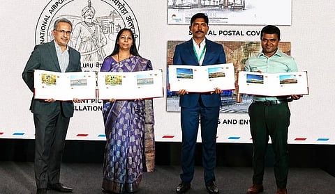 ಕೆಂಪೇಗೌಡ ಅಂತಾರಾಷ್ಟ್ರೀಯ ವಿಮಾನ ನಿಲ್ದಾಣ ಯಶಸ್ವಿ 18 ವರ್ಷಗಳ ಸೇವೆ ಪೂರೈಸಿದ್ದರಸ್ಮರಣಾರ್ಥ ಆಯೋಜಿಸಿದ್ದ ಕಾರ್ಯಕ್ರಮದಲ್ಲಿ ಭಾರತೀಯ ಅಂಚೆ ಇಲಾಖೆಯು ಶಾಶ್ವತ ಚಿತ್ರಾತ್ಮಕ ಅಂಚೆ ಚೀಟಿ ರದ್ದತಿ ಮೊಹರು "ವಿಶೇಷ ಅಂಚೆ ಲಕೋಟೆ' ಹಾಗೂ "ಅಂಚೆ ಕಾರ್ಡ್​' ಬಿಡುಗಡೆಗೊಳಿಸಿದರು. ಕೆಐಎಎಲ್​ ವ್ಯವಸ್ಥಾಪಕ ನಿರ್ದೇಶಕಹರಿಮರಾರೆ, ಭಾರತೀಯ ಅಂಚೆ ಇಲಾಖೆ ಬೆಂಗಳೂರು ಕೇಂದ್ರ ಕಚೇರಿ ನಿರ್ದೇಶಕಿ ವಿ.ತಾರಾ, ಯೋಜನೆ ರೂವಾರಿ ದಿನೇಶ್​ ಜೋಸ್​ೆ ಇತರರು ಇದ್ದರು. 