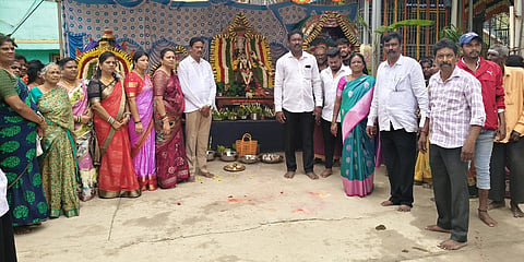 ದೇವನಹಳ್ಳಿ ಮಾರಿಕಾಂಬ ದೇವಾಲಯದ 14ನೇ ವಾರ್ಷಿಕೋತ್ಸವದಲ್ಲಿ ಪುರಸಭೆ ಮುಖ್ಯಾಧಿಕಾರಿ ಎ.ಮುನಿರಾಜು, ಕೆಪಿಸಿಸಿ ಸದಸ್ಯ ಎ.ಚಿನ್ನಪ್ಪ, ಜಿಪಂ ಮಾಜಿ ಉಪಾದ್ಯಕ್ಷೆ ಅನಂತಕುಮಾರಿ ಇತರರು ಇದ್ದರು.
