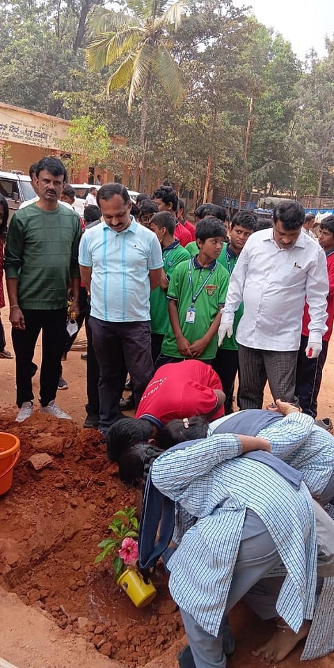 ದೇವನಹಳ್ಳಿ ಸರ್ಕಾರಿ ಪದವಿಪೂರ್ವ ಕಾಲೇಜಿನಲ್ಲಿ ಆಯೋಜಿಸಿದ್ದ ಪಾಲಕರು, ಶಿಕ್ಷಕರ ಮಹಾಸಭೆಯಲ್ಲಿ ವಿದ್ಯಾರ್ಥಿಗಳ ಜತೆಗೆ ಜಿಲ್ಲಾಧಿಕಾರಿ ಎ.ಬಿ. ಬಸವರಾಜು ಸಸಿ ನೆಟ್ಟು ಕಾರ್ಯಕ್ರಮಕ್ಕೆ ಚಾಲನೆ ನೀಡಿದರು. ಕಾಲೇಜು ಪ್ರಾಂಶುಪಾಲ ಜಿ.ಎಂ.ನಂಜಪ್ಪ, ಕಾಲೇಜು ಅಭಿವೃದ್ಧಿ ಸಮಿತಿ ಸದಸ್ಯರಾದ ಸಿ.ಭಾಸ್ಕರ್​, ಭಾನುಪ್ರಕಾಶ್​, ಗಣೇಶ್​, ಆಸೀಫ್​, ಜ್ಯೋತಿ, ಶಿಕ್ಷಕರಾದ ಮುಕ್ತಾಂಭ, ಎಂ.ಎಸ್​.ರುದ್ರಮುನಿ, ದೀಪಕ್​, ಕೆ.ಜೆ.ಶಿವಮೂರ್ತಿ ಇದ್ದರು. 