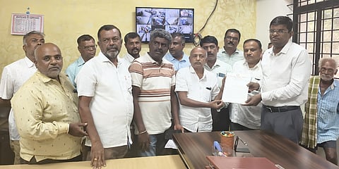 ದೇವನಹಳ್ಳಿ ತಾಲೂಕಿನ ಅರದೇಶಹಳ್ಳಿ ಗ್ರಾಮದಲ್ಲಿ ವೀರಶೈವ ಲಿಂಗಾಯತ ಸಮುದಾಯಕ್ಕೆ ರುದ್ರಭೂಮಿಗೆ ಮಂಜೂರು ಮಾಡಿಕೊಡುವಂತೆ ಒತ್ತಾಯಿಸಿ ತಹಸೀಲ್ದಾರ್​ ಎಂ.ಅನಿಲ್​ ಅವರಿಗೆ ವೀರಶೈವ ಜನಾಂಗ ಸಂಘದ ತಾಲೂಕು ಅಧ್ಯಕ್ಷ ಎಂ.ಎಸ್​.ರಮೇಶ್​ ಮತ್ತು ಮುಖಂಡರು ಮನವಿ ಸಲ್ಲಿಸಿದರು. ಸಮಾಜದ ತಾಲೂಕು ಅಧ್ಯಕ್ಷ ಎಂ.ಎಸ್​.ರಮೇಶ್​, ಖಜಾಂಚಿ ಎಸ್​.ನಾಗೇಶ್​, ಕಾರ್ಯದರ್ಶಿ ಮಲ್ಲಿಕಾರ್ಜುನ ಇತರರು ಇದ್ದರು.