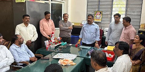 ದೇವನಹಳ್ಳಿ ಸರ್ಕಾರಿ ಪದವಿಪೂರ್ವ ಮತ್ತು ಬಾಲಕಿಯರ ಪ್ರೌಢಶಾಲೆಗೆ ಎಂಎಲ್​ಸಿ ಪುಟ್ಟಣ್ಣ ಭೇಟಿ ನೀಡಿ ಶಿಕ್ಷಕರೊಂದಿಗೆ ಸಮಾಲೋಚನೆ ನಡೆಸಿದರು.