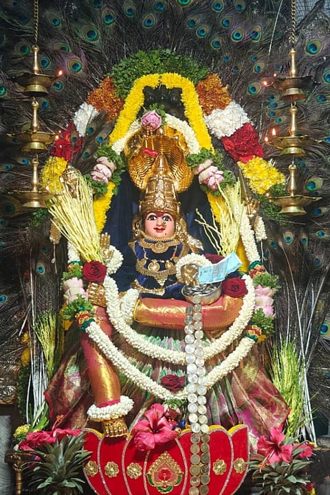 ವರಮಹಾಲಕ್ಷಿ$್ಮ ಹಬ್ಬದ ಪ್ರಯುಕ್ತ ಶ್ರೀ ಚೌಡೇಶ್ವರಿ ದೇವಿಗೆ ವಿಶೇಷ ನವಿಲುಗರಿ ಅಲಂಕಾರ ಮಾಡಿರುವುದು.