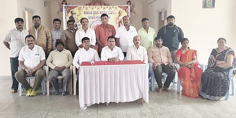 ದೇವನಹಳ್ಳಿಯಲ್ಲಿ ಕುರುಬರ ಸಂಘದ ಖಜಾಂಚಿ ಕೆ.ಎಂ.ಕೃಷ್ಣಮೂರ್ತಿ ಸುದ್ದಿಗೋಷ್ಠಿ ನಡೆಸಿದರು. ತಾಲೂಕು ಅಧ್ಯಕ್ಷ ಎಸ್​.ಕೆ. ಕೋದಂಡರಾಮಯ್ಯ, ಕುರುಬರ ಸಂದ ತಾಲೂಕು ಉಪಾಧ್ಯಕ್ಷ ಬರ್ಮ ಮುನಿರಾಜು, ಆನಂದ್​, ತಾಲೂಕು ನಿದೇರ್ಶಕ ಮುನಿರಾಜು ಇದ್ದರು. 