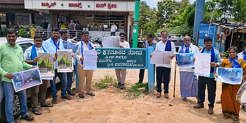 ದೇವನಹಳ್ಳಿ ತಾಲೂಕಿನ ಕನ್ನಮಂಗಲದ ಗಾಂಧಿ ಶತಮಾನೋತ್ಸವ ತೋಟ ಉಳಿಸಿ ಎಂದು ಒತ್ತಾಯಿಸಿ ಪ್ರಗತಿ ಪರ ಸಂಘಟನೆಗಳ ಮುಖಂಡರು ಸಾಂಕೇತಿಕವಾಗಿ ತಮಟೆ ಭಾರಿಸುವ ಮೂಲಕ ಪ್ರತಿಭಟನೆ ನಡೆಸಿದರು. ಎಸ್​.ಎಂ.ಮ್ಯಾಥ್ಯೂ ಮುನಿಯಪ್ಪ, ಕರ್ನಾಟಕ ರಿಪಬ್ಲಿಕನ್​ ಸಂಘಟನೆ ಅಧ್ಯಕ್ಷ ಬೆಳತೂರು ವೆಂಕಟೇಶ್​, ಬಾಲೇಪುರ ದೇವರಾಜ್​,  ಎಸ್​.ಎಂ.ಮ್ಯಾಥ್ಯೂ, ಮಲ್ಲೇಪುರ ರಾಮಾಂಜಿನಪ್ಪ, ನರಸಿಂಹಮೂರ್ತಿ, ಮುನಿರಾಜು, ಡಿಎಸ್​.ಎಸ್​.ಮುನಿರಾಜು ಇದ್ದರು. 