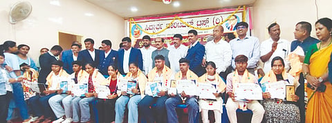 ದೇವನಹಳ್ಳಿ ಡಿಎಚ್​.ಎಲ್​.ಸಭಾಂಗಣದಲ್ಲಿ ಸಿದ್ಧಾರ್ಥ ಚಾರಿಟಬಲ್​ ಟ್ರಸ್ಟ್​ನಿಂದ ಆಯೋಜಿಸಿದ್ದಪ್ರತಿಭಾ ಪುರಸ್ಕಾರ ಕಾರ್ಯಕ್ರಮದಲ್ಲಿ ಪ್ರತಿಭಾವಂತ ವಿದ್ಯಾರ್ಥಿಗಳನ್ನು ಪುರಸ್ಕರಿಸಲಾಯಿತು. ಸಿದ್ಧಾಥ ಚಾರಿಟಬಲ್​ ಟ್ರಸ್ಟ್​ ಗೌರವಾಧ್ಯಕ್ಷ ಕೆ.ವಿ.ಸ್ವಾಮಿ, ಯುವ ಕಾಂಗ್ರೆಸ್​ ಮಾಜಿ ರಾಜ್ಯ ಪ್ರಧಾನ ಕಾರ್ಯದರ್ಶಿ ಎಸ್​.ಮಾರುತಿ, ಸಮಾಜ ಸೇವಕ ಶೆಟ್ಟಿಗೆರೆ ರಾಜಣ್ಣ ಇತರರು ಇದ್ದರು.