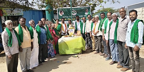 ದೇವನಹಳ್ಳಿ ತಾಲೂಕು ಸಂಘದ ಕಚೇರಿಯಲ್ಲಿ ಏರ್ಪಡಿಸಿದ್ದ ರಾಷ್ಟ್ರೀಯ ರೈತರ ದಿನಾಚರಣೆಯಲ್ಲಿ ರಾಜ್ಯ ಯುವ ಘಟಕದ ಅಧ್ಯಕ್ಷ ಡಾ.ಬಿ.ಕೆ.ವಿನೋದಕುಮಾರಗೌಡ, ಡಾ.ಎನ್​.ಚಂದ್ರಶೇಖರ್​, ಮುನಿರಾಜು ಅಪ್ಪಯ್ಯ, ಬಿ.ಎನ್​.ಕೃಷ್ಣಪ್ಪ ಇದ್ದರು. 