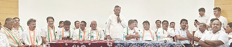 ಮನರೇಗಾ ಪ್ರತಿಭಟನೆಯ ಕುರಿತು ದೇವನಹಳ್ಳಿ ತಾಲೂಕಿನ ಕನ್ನಮಂಗಲದಲ್ಲಿ ಹಮ್ಮಿಕೊಂಡಿರುವ ಪೂರ್ವಭಾವಿ ಸಭೆಯಲ್ಲಿ ಸಚಿವ ಕೆ.ಎಚ್​.ಮುನಿಯಪ್ಪ ಮಾತನಾಡಿದರು. ಜಿಲ್ಲಾ ಗ್ಯಾರಂಟಿ ಅನುಷ್ಠಾನ ಪ್ರಾಧಿಕಾರ ಅಧ್ಯಕ್ಷ ರಾಜಣ್ಣ, ತಾಲೂಕು ಗ್ಯಾರಂಟಿ ಅನುಷ್ಠಾನ ಪ್ರಾಧಿಕಾರದ ಅಧ್ಯಕ್ಷ ಸಿ.ಜಗನ್ನಾಥ್​ ಇತರರಿದ್ದರು.
