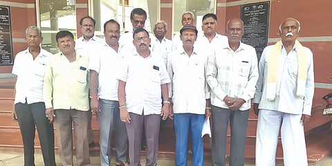 ದೇವನಹಳ್ಳಿಯಲ್ಲಿ ಹಮ್ಮಿಕೊಂಡಿದ್ದ ಸುದ್ದಿಗೋಷ್ಠಿಯಲ್ಲಿ ಪ್ರಾಂತ ರೈತ ಸಂಘದ ಜಿಲ್ಲಾಧ್ಯಕ್ಷ ಎನ್​.ವೀರಣ್ಣ, ತಾಲೂಕು ಅಧ್ಯಕ್ಷ ಎಂ.ವೆಂಕಟರಾಜು, ಗೌರವಾಧ್ಯಕ್ಷ ಕೃಷ್ಣಪ್ಪ, ಉಪಾಧ್ಯಕ್ಷ ಮುನಿರಾಜು, ಪ್ರಧಾನ ಕಾರ್ಯದರ್ಶಿ ಮಂಜುನಾಥ, ಪದಾಧಿಕಾರಿಗಳಾದ ಕೆ.ಸಿ.ನಂಜೇಗೌಡ, ಗೋವಿಂದರಾಜು, ವಿ.ಗೋಪಾಲಕೃಷ್ಣ, ಮುನಿವೆಂಕಟಪ್ಪ, ಎಂ.ಕೃಷ್ಣಪ್ಪ ಇತರರಿದ್ದರು.