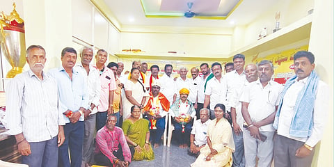 ಗುರುಪೂರ್ಣಿಮೆ ಪ್ರಯುಕ್ತ ದೇವನಹಳ್ಳಿ ದಿವ್ಯಜ್ಯೋತಿ ಕ್ರೆಡಿಟ್​ ಕೋ ಆಪರೇಟಿವ್​ ಸೊಸೈಟಿಯಲ್ಲಿ ಹಮ್ಮಿಕೊಂಡಿದ್ದ ಕಾರ್ಯಕ್ರಮದಲ್ಲಿ ಸರ್ಕಾರಿ ಶಾಲಾ ಶಿಕ್ಷಕ ಕೆ.ಬಸವರಾಜ್​, ಕಸಾಪ ತಾಲೂಕು ಅಧ್ಯಕ್ಷ ಯಲಿಯೂರು ದೇವರಾಜ ಅವರನ್ನು ಸನ್ಮಾನಿಸಲಾಯಿತು. ಅಧ್ಯಕ್ಷ ಡಾ.ಎನ್​.ಚಂದ್ರಶೇಖರ್​, ಹಸಿರುಸೇನೆ ರಾಜ್ಯ ಯುವ ಘಟಕದ ಅಧ್ಯಕ್ಷ ಡಾ.ಬಿ.ಕೆ.ವಿನೋದಕುಮಾರಗೌಡ, ಕಸಾಪ ಜಿಲ್ಲಾಧ್ಯಕ್ಷ ಬಿ.ಎನ್​.ಕೃಷ್ಣಪ್ಪ, ಜಿಲ್ಲಾ ಕೋಶಾಧ್ಯಕ್ಷ ಮುನಿರಾಜು ಅಪ್ಪಯ್ಯ, ಗೋಕರೆಗೇಟ್​ ಮಂಜುನಾಥ್​ ಇತರರು ಇದ್ದರು.