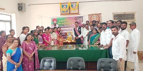 ದೇವನಹಳ್ಳಿ ತಾಲೂಕು ಕಚೇರಿ ಸಭಾಂಗಣದಲ್ಲಿ ಆಯೋಜಿಸಿದ್ದ ಸಂತ ಸೇವಾಲಾಲರ 287ನೇ ಜಯಂತಿಯಲ್ಲಿ ಸಂಘದ ಕಾರ್ಯದರ್ಶಿ ರವಿಕುಮಾರ್​ ನಾಯಕ್​, ಖಜಾಂಚಿ ಪ್ರೇಮಸಿಂಗ್​ ರಾಥೋಡ್​, ನಿರ್ದೇಶಕರಾದ ಜಯಾನಾಯಕ್​, ರಮೇಶನಾಯಕ್​, ಲೋಕೇಶ್​, ಬಸವರಾಜ್​ ರಾಥೋಡ್​, ಪವಾರ್​, ನಾಗಿಬಾಯಿ, ಕೊಕಿಲಾ ಇತರರಿದ್ದರು. 