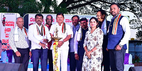 ದೇವನಹಳ್ಳಿ ಸರ್ಕಾರಿ ಪದವಿ ಪೂರ್ವ ಕಾಲೇಜಿನಲ್ಲಿ ಹಮ್ಮಿಕೊಂಡಿದ್ದ ಬೇಸಿಗೆ ಶಿಬಿರದ ಸಮಾರೋಪದಲ್ಲಿ ಬಯಪ ಅಧ್ಯಕ್ಷ ವಿ.ಶಾಂತಕುಮಾರ್​, ಗ್ಯಾರಂಟಿ ಯೋಜನೆಗಳ ತಾಲೂಕು ಅಧ್ಯಕ್ಷ ಸಿ.ಜಗನ್ನಾಥ್​, ಬಯಪ ಅಧ್ಯಕ್ಷ ವಿ.ಶಾಂತಕುಮಾರ್​,  ಪುರಸಭೆ ಮಾಜಿ ಅಧ್ಯಕ್ಷ ಎ.ಎನ್​.ವಸಂತಬಾಬು ಇತರರು ಇದ್ದರು.