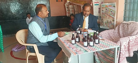 ದೇವನಹಳ್ಳಿ ಅಣೆಟ್ಟ ಅಂಗನವಾಡಿ ಕೇಂದ್ರಕ್ಕೆ ನ್ಯಾಯಾಧೀಶ ಶ್ರೀಶೈಲ ಭೇಟಿ ನೀಡಿ ಪರಿಶೀಲಿಸಿದರು. ಜಿಲ್ಲಾ ಕಾನೂನು ಸೇವೆಗಳ ಪ್ರಾಧಿಕಾರದ ಕಾನೂನು ಸೇವಕ ಕೃಷ್ಣಪ್ರಸಾದ್​ ಇದ್ದರು.