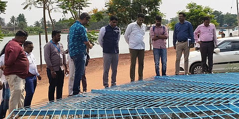 ದೇವನಹಳ್ಳಿಯ ಚಿಕ್ಕಕೆರೆ ಬಳಿ ಪುರಸಭೆ ಸಹಯೋಗದಲ್ಲಿ ಬಯೋಮ ಸಂಸ್ಥೆ ನಿರ್ವಹಿಸುತ್ತಿರುವ ನೀರು ಶುದ್ಧೀಕರಣ ಘಟಕ್ಕೆ ಸಚಿವ ಎಂ.ಸಿ ಸುಧಾಕರ್​ ಹಾಗೂ ಚಿಕ್ಕಬಳ್ಳಾಪುರ ಜಿಲ್ಲಾಧಿಕಾರಿ ಪ್ರಭು ಭೇಟಿ ನೀಡಿ ವೀಕ್ಷಿಸಿದರು. ಯೋಜನಾ ನಿರ್ದೇಶಕ ಮಂಜುನಾಥ್​, ಡಿವಿಡಿಸಿಯ ಮಾಧುರಿ, ದೇವನಹಳ್ಳಿ ಪುರಸಭೆ ಮುಖ್ಯಾಧಿಕಾರಿ ಎ.ಶಿವಮೂರ್ತಿ, ಪೌರಸೇವಾ ನೌಕರರ ಸಂಘದ ಅಧ್ಯಕ್ಷ ಮಂಜಪ್ಪ, ಹಿರಿಯ ಆರೋಗ್ಯ ನಿರೀಕ್ಷಕಿ ಶ್ರೀದೇವಿ, ಗೋಪಾಲ್​, ಮುನಿರಾಜು, ಬಯೋಮದ ಅವಿನಾಶ್​ ಇತರರು ಇದ್ದರು.
