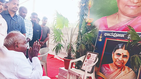 ಹೊಳೆನರಸೀಪುರ ತಾಲೂಕಿನ ಮಾವಿನಕೆರೆ ರಂಗನಾಥಸ್ವಾಮಿ ತಪ್ಪಲಿನಲ್ಲಿರುವ ಚೆನ್ನಮ್ಮ ಸಮಾಧಿ ಸ್ಥಳಕ್ಕೆ ಸೋಮವಾರ ಭೇಟಿ ನೀಡಿದ ಮಾಜಿ ಪ್ರಧಾನಿ ದೇವೇಗೌಡರು ಕಣ್ಣೀರು ಹಾಕಿದರು.  