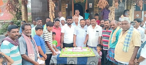   ಮಾಜಿ ಪ್ರಧಾನಿ ಹಚ್ ,ಡಿ, ದೇವೇಗೌಡರ 94ನೇ ಹುಟ್ಟುಹಬ್ಬದ ಆಚರಣೆ ಈ ಸಂದರ್ಭದಲ್ಲಿ ಮೋಹನ್ ಕುಮಾರ್, ಆಶಾಮಣಿ, ಬಸವೇಗೌಡ, ಸತ್ಯಣ್ಣ, ಪ್ರಜ್ವಲ್, ಗಿಡ್ಡೆ ಗೌಡ ,ರಮೇಶ್, ಬೋರೇಗೌಡ, ಇನ್ನಿತರರು ಹಾಜರಿದ್ದರು