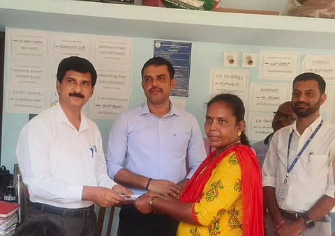 ಉಡುಪಿ ತಾಲೂಕಿನ ಕೆಳಾರ್ಕಳಬೆಟ್ಟು ಸಿಎಸ್​ಸಿ ಕೇಂದ್ರದಲ್ಲಿ ಡಿಜಿ-ಪೇ ಸೌಕರ್ಯಕ್ಕೆ ಆನಂದ ಸುವರ್ಣ ಚಾಲನೆ ನೀಡಿದರು. ನಾಗರಾಜ್​ ಶೆಟ್ಟಿ, ಸುರೇಂದ್ರ, ದಿಲೀಪ್​ ಜೈನ್​ ಇತರರಿದ್ದರು.
