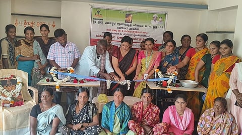 TRAINIG ಶಿರೋಳ ಸಮೀಪದ ಬೋಪಳಾಪುರದಲ್ಲಿ ಹಮ್ಮಿಕೊಂಡಿದ್ದ ಉಚಿತ ಹೊಲಿಗೆ ತರಬೇತಿ ಕಾರ್ಯಕ್ರಮವನ್ನು ಮಾಲತಿ ದಿನೇಶ ಉದ್ಘಾಟಿಸಿದರು. 
