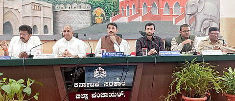 ರಾಯಚೂರಿನ ಜಿಪಂ ಸಭಾಂಗಣದಲ್ಲಿ ಸಂಸದ ಜಿ.ಕುಮಾರ ನಾಯಕ ಅಧ್ಯಕ್ಷತೆಯಲ್ಲಿ ಶನಿವಾರ  ದಿಶಾ ಸಭೆ ನಡೆಯಿತು.ಸಚಿವ ಎನ್.ಎಸ್.ಬೋಸರಾಜು, ಶಾಸಕ ಬಸನಗೌಡ ದದ್ದಲ್, ಜಿಲ್ಲಾಧಿಕಾರಿ ಕೆ.ನಿತೀಶ, ಜಿಪಂ ಸಿಇಓ  ಈಶ್ವರ ಕುಮಾರ ಕಾಂದೂ, ಎಸ್ಪಿ ಅರುಣಾಂಗ್ಶು ಗಿರಿ ಇದ್ದರು.