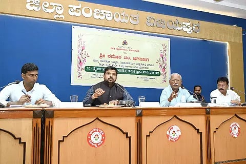 ವಿಜಯಪುರ ನಗರದ ಜಿಲ್ಲಾಡಳಿತ ಕಚೇರಿ ಸಭಾಂಗಣದಲ್ಲಿ ಸಂಸದ ರಮೇಶ ಜಿಗಜಿಣಗಿ ಅವರು ದಿಶಾ ಪ್ರಗತಿ ಪರಿಶೀಲನಾ ಸಭೆ ನಡೆಸಿದರು. ಡಿಸಿ ಡಾ. ಆನಂದ ಕೆ, ಸಿಇಒ ರಿಷಿ ಆನಂದ ಮತ್ತಿತರರಿದ್ದಾರೆ.