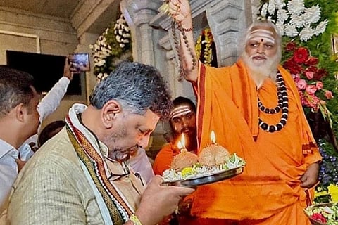 ಅಜ್ಜಯ್ಯನ ದರ್ಶನ ಪಡೆದ ಡಿಕೆಶಿ ಕುಟುಂಬ: ಪ್ರಮಾಣ ವಚನಕ್ಕೂ ಮುನ್ನ ಹುಟ್ಟೂರಿಗೆ ನಿಯೋಜಿತ ಸಿಎಂ ಭೇಟಿ! DK Shivakumar