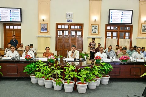 ಬೆಂಗಳೂರಿನ ವಿಧಾನಸೌಧದ ಸಮ್ಮೇಳನ ಸಭಾಂಗಣದಲ್ಲಿ ಮುಖ್ಯಮಂತ್ರಿ ಡಿ.ಕೆ. ಶಿವಕುಮಾರ್​ ಕರಾವಳಿ ಪ್ರವಾಸೋದ್ಯಮ ಅಭಿವೃದ್ಧಿಗಾಗಿ ಸಮಾಲೋಚನಾ ಸಭೆ ನಡೆಸಿದರು. ಕೆ.ಜೆ.ಜಾರ್ಜ್​, ಜಿ.ಟಿ. ದೇವೇಗೌಡ, ಸತೀಶ್​ ಸೈಲ್​, ಡಾ. ಶಾಲಿನಿ ರಜನೀಶ್​, ಶ್ರೀನಿವಾಸ್​, ತುಷಾರ್​ ಗಿರಿನಾಥ್​, ತ್ರಿಲೋಕ್​ ಚಂದ್ರ ಇತರರಿದ್ದರು.