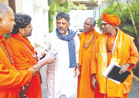 ಬೆಂಗಳೂರಿನಲ್ಲಿ ಮಂಗಳವಾರ ಡಿಸಿಎಂ ಡಿ.ಕೆ.ಶಿವಕುಮಾರ ಅವರನ್ನು ಭೇಟಿ ಮಾಡಿದ ಅತಿ ಹಿಂದುಳಿದ ಸ್ವಾಮೀಜಿಗಳ ನಿಯೋಗ ಮನವಿಪತ್ರ ಸಲ್ಲಿಸಿತು. ಬಸವನಾಗಿ ದೇವ ಶರಣರು, ದೊಡ್ಡೇಂದ್ರ ಸ್ವಾಮೀಜಿ, ಕುಂಬಾರ ಗುಂಡಯ್ಯ ಸ್ವಾಮೀಜಿ, ಶಿವಮೂರ್ತಿ ಶಿವಾಚಾರ್ಯರು ಇತರರಿದ್ದರು.