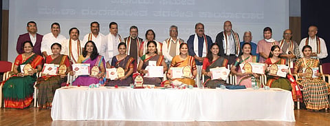 ಬೆಳಗಾವಿಯಲ್ಲಿ ಶನಿವಾರ ಜರುಗಿದ ಅಭಿನಯ ಸಮೇತ ರಂಗಸಂಗೀತ ಶಿಬಿರದ ಸಮಾರೋಪದಲ್ಲಿ ಕೆ.ಎಂ.ಜಾನಕಿ, ಮಲ್ಲಿಕಾರ್ಜುನ ಕಡಕೋಳ, ಕೆ.ಎಚ್.ಚನ್ನೂರ ಇತರರಿದ್ದರು.