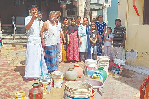 WATER ಲಕ್ಷ್ಮೇಶ್ವರದ ಹಳೇ ಬಸ್ ನಿಲ್ದಾಣದ ಬಳಿ ಕುಡಿಯುವ ನೀರು ಸಂಗ್ರಹಿಸಲು ಶನಿವಾರ ಕಾದಿದ್ದ ನಿವಾಸಿಗಳು.