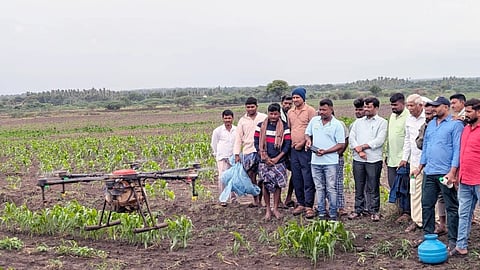 DRONES ಡ್ರೋನ್ ಮೂಲಕ ನ್ಯಾನೋ ಯೂರಿಯಾ ಸಿಂಪಡಣಾ ತಿಳಿವಳಿಕೆ ಕಾರ್ಯಕ್ರಮಕ್ಕೆ ಶಾಸಕ ಡಾ. ಚಂದ್ರು ಲಮಾಣಿ ಚಾಲನೆ ನೀಡಿದರು.