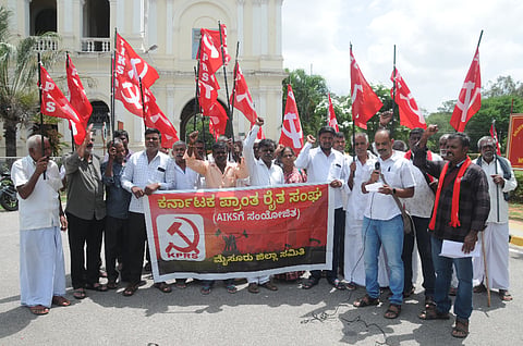 ಕರ್ನಾಟಕ ಪ್ರಾಂತ ರೈತ ಸಂಘದಿಂದ ಹಳೆ ಜಿಲ್ಲಾಧಿಕಾರಿ ಕಚೇರಿ ಬಳಿ ಸೋಮವಾರ ಪ್ರತಿಭಟನೆ ನಡೆಸಲಾಯಿತು.