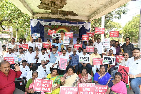 ಮಧ್ಯಪ್ರಾಚ್ಯದಲ್ಲಿ ನಡೆಯುತ್ತಿರುವುದು ಯುದ್ಧ ಅಂತ್ಯವಾಗಿ ಶಾಂತಿ ನೆಲೆಸಲಿ ಎಂದು ಆಶಯದೊಂದಿಗೆ ಶಾಂತಿ ಸಂದೇಶ ಕಾರ್ಯಕ್ರಮ