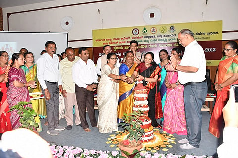 ಗದಗ ಜಿಲ್ಲಾಡಳಿತ ಭವನದಲ್ಲಿ ಏರ್ಪಡಿಸಿದ್ದ ಮಹಿಳೆಯರ ಮೇಲಿನ ಲೈಂಗಿಕ ದೌರ್ಜನ್ಯ ತಡೆ ಕಾಯ್ದೆ- ಕಾರ್ಯಾಗಾರ ಕಾರ್ಯಕ್ರಮವನ್ನು ನಾಗಲಕ್ಷಿ$್ಮ ಚೌಧರಿ ಉದ್ಘಾಟಿಸಿದರು. ಸಿ.ಎನ್​. ಶ್ರಿಧರ, ರೋಹನ ಜಗದೀಶ, ಡಾ. ದುರಗೇಶ ಕೆ.ಆರ್​, ಸಿ. ಆರ್​. ಮುಂಡರಗಿ, ರಾಧಾ ಮಣ್ಣೂರ ಹಲವರು ಇದ್ದರು.
