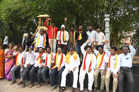  ಮಲಯಾಳಂ ಭಾಷಾ ಮಸೂದೆ ವಿರುದ್ಧ ಮೈಸೂರು ನಗರದಲ್ಲಿ ಕನ್ನಡ ಚಳವಳಿ ವಾಟಾಳ್ ಪಕ್ಷದಿಂದ ಭಾನುವಾರ ಜಯಚಾಮರಾಜೇಂದ್ರ ವೃತ್ತದಲ್ಲಿ ಪ್ರತಿಭಟನೆ ನಡೆಯಿತು.
