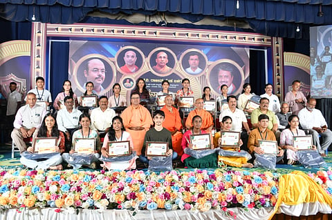  ಎಚ್.ವಿ. ರಾಜೀವ್ ಸ್ನೇಹ ಬಳಗದಿಂದ ಕೃಷ್ಣಮೂರ್ತಿಪುರಂನ ಶಾರದಾವಿಲಾಸ ಕಾಲೇಜಿನ ಶತಮಾನೋತ್ಸವ ಭವನದಲ್ಲಿ ಭಾನುವಾರ ದ್ವಿತೀಯ ಪಿಯುಸಿಯಲ್ಲಿ ಗರಿಷ್ಠ ಅಂಕ ಗಳಿಸಿದ ವಿದ್ಯಾರ್ಥಿಗಳಿಗೆ ಸಾಧನಾ ಪುರಸ್ಕಾರ ನೀಡಲಾಯಿತು. ಶ್ರೀ ಸೋಮನಾಥಾನಂದ ಸ್ವಾಮೀಜಿ, ಡಾ. ಶ್ರೀ ಶರತ್‌ಚಂದ್ರ ಸ್ವಾಮೀಜಿ, ಶ್ರೀ ಸ್ವಾಮಿ ಯುಕ್ತೇಶಾನಂದಜೀ ಮಹಾರಾಜ್, ಎಚ್.ವಿ. ರಾಜೀವ್, ಬಿ.ಎಲ್. ಭೈರಪ್ಪ, ಕೆ.ವಿ. ಮಲ್ಲೇಶ್ ಹಾಗೂ ಇತರರು ಇದ್ದರು.