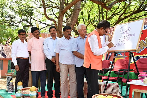  ಜೆಎಸ್‌ಎಸ್ ಮಹಾವಿದ್ಯಾಪೀಠ ವತಿಯಿಂದ ರಾಮಾನುಜ ರಸ್ತೆಯ ಬಾಲಜಗತ್ ಆವರಣದಲ್ಲಿ ಆಯೋಜಿಸಿರುವ ಚಿತ್ರಕಲಾ ಶಿಬಿರವನ್ನು ಚಿತ್ರಕಲಾವಿದ ಲಿಂಗಪ್ಪ ಪೂಜಾರ್ ಉದ್ಘಾಟಿಸಿದರು. ಎಂ. ಶಿವಮಾದಪ್ಪ, ಎಸ್.ಎಂ. ಜಂಬುಕೇಶ್ವರ, ಅಂಶಿ ಪ್ರಸನ್ನಕುಮಾರ್ ಹಾಗೂ ಇತರರು ಇದ್ದರು.