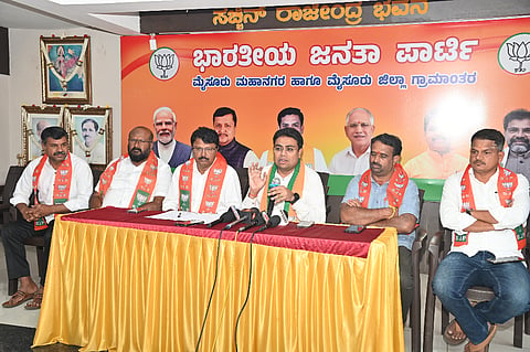 ಸುದ್ದಿಗೋಷ್ಠಿಯಲ್ಲಿ ಬಿಜೆಪಿ ವಕ್ತಾರ ಮೋಹನ್ ವಿಶ್ವ  ಮಾತನಾಡಿದರು