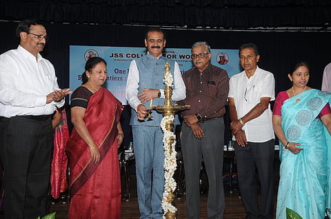   ಜೆಎಸ್‌ಎಸ್ ಮಹಿಳಾ ಕಾಲೇಜಿನಲ್ಲಿ ಆಯೋಜಿಸಿದ್ದ ರಾಜ್ಯಮಟ್ಟದ ವಿಚಾರ ಸಂಕಿರಣವನ್ನು ಮೈವಿವಿ ಕುಲಪತಿ ಪ್ರೊ.ಎನ್.ಕೆ.ಲೋಕನಾಥ್ ಉದ್ಘಾಟಿಸಿದರು. ಡಾ.ಡಿ.ಎಸ್.ಪ್ರತಿಮಾ, ಆರ್.ಶಶಿ ಶೇಖರ್, ಪಿ.ಕೃಷ್ಣೇಗೌಡ, ಪ್ರಾಚಾರ್ಯ ಡಾ.ರೇಚಣ್ಣ, ಭೌತಶಾಸ್ತ್ರ ವಿಭಾಗದ ಮುಖ್ಯಸ್ಥೆ ಬಿ.ಸೌಮ್ಯ ಇನ್ನಿತರರಿದ್ದರು.