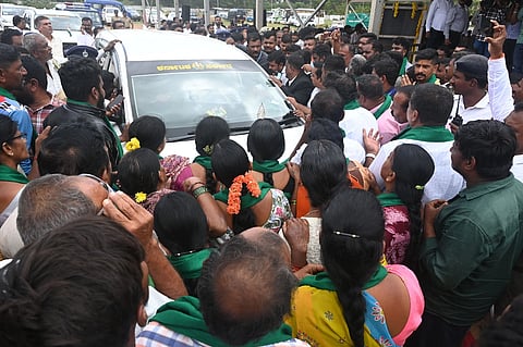  ಮಾಜಿ ಮುಖ್ಯಮಂತ್ರಿ ಸಿದ್ದರಾಮಯ್ಯ ಕಾರಿಗೆ ಮುತ್ತಿಗೆ ಹಾಕಿದ  ಮರಸೆ ಹಾಗೂ ಮದರಗಳ್ಳಿ ಗ್ರಾಮಸ್ಥರು
